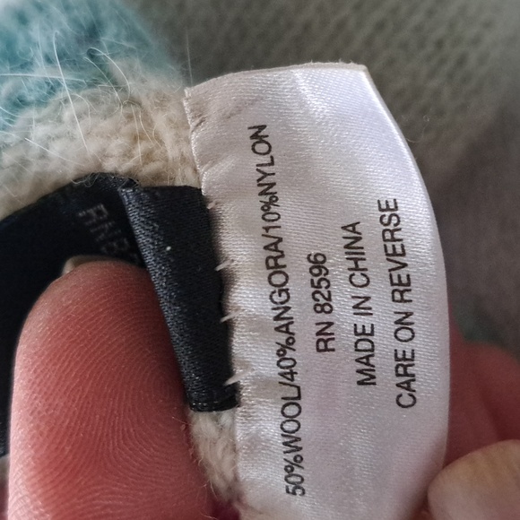 NWT wool/angora adorable gloves. Mint colored with multicolored pattern - Picture 8 of 8